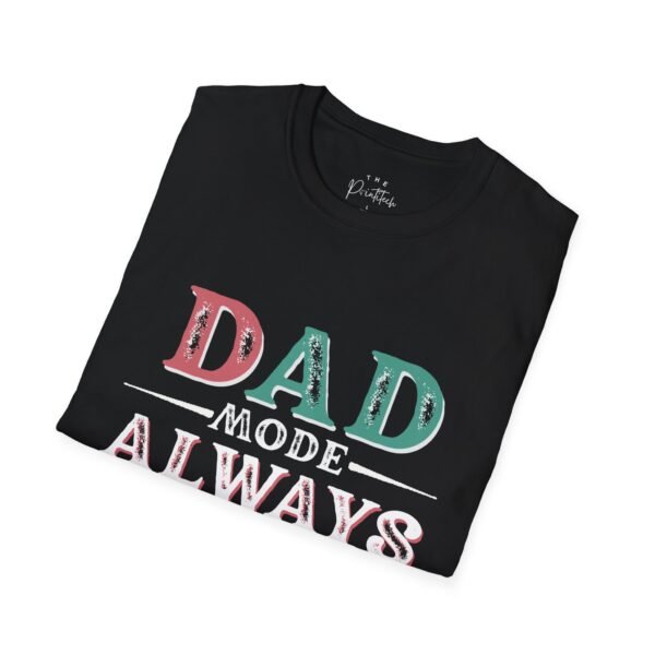 T-Shirt Dad Mode Always On Unisex Softstyle - Image 2
